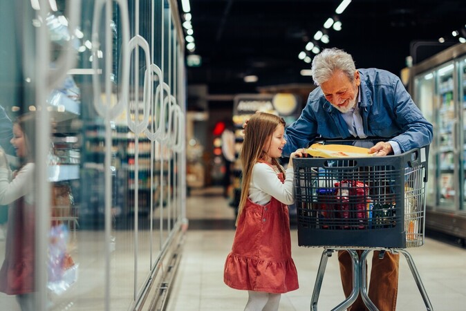 한 아이가 슈퍼마켓에서 장을 보는 사진