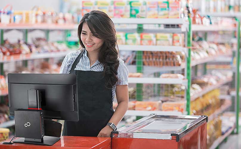 Supermarkt-Kassiererin an der Kasse