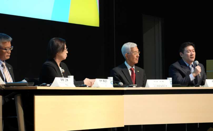 2023年10月に開催された「気候変動アクション日本サミット2023」で、富士通の脱炭素に向けた取り組みが紹介された。(左から)株式会社花王 高橋正勝氏/ 株式会社リコー 鈴木美佳子氏/ 公立鳥取環境大学 江崎(※たつさき)信芳学長/ 富士通 青柳一郎