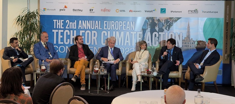 Aoyagi (the second from the right) explained how AI could play a key role in global efforts to cut greenhouse gas emissions.
