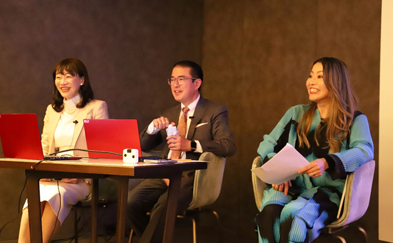 来場者と笑顔で会話するCMO山本多絵子、田中道昭教授、西村真里子氏