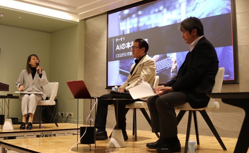 左からファシリテーターの西村氏、田中教授、塩沢シニアマネージャーの3人が椅子に座りディスカッションをしている。