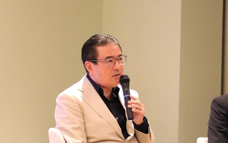 産業におけるAIの主役について説明をする田中教授