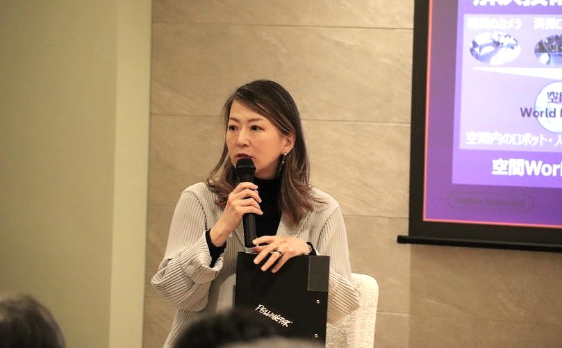 CESのトレンドを振り返り、田中教授に質問をする西村氏