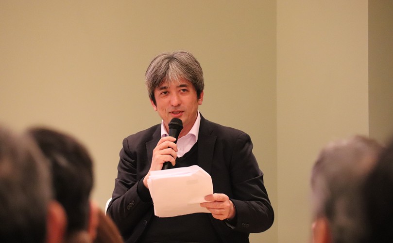 量子コンピュータについて説明をする塩沢氏