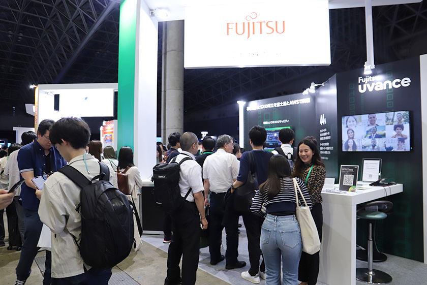 講演の後、多くの人で賑わう富士通の展示ブース