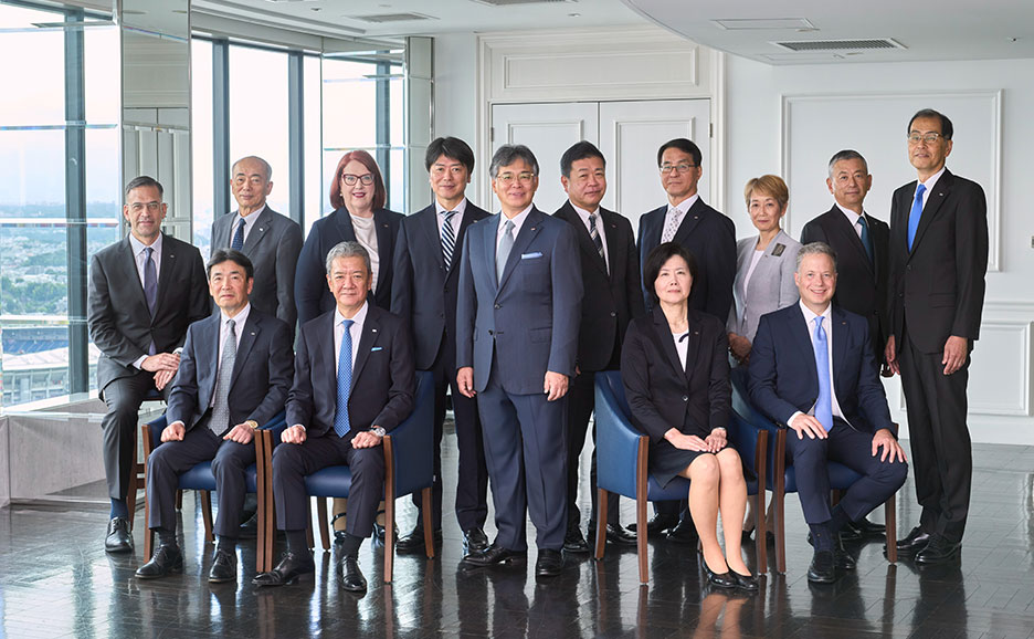 Group photograph of Fujitsu’s directors and audit & supervisory board members