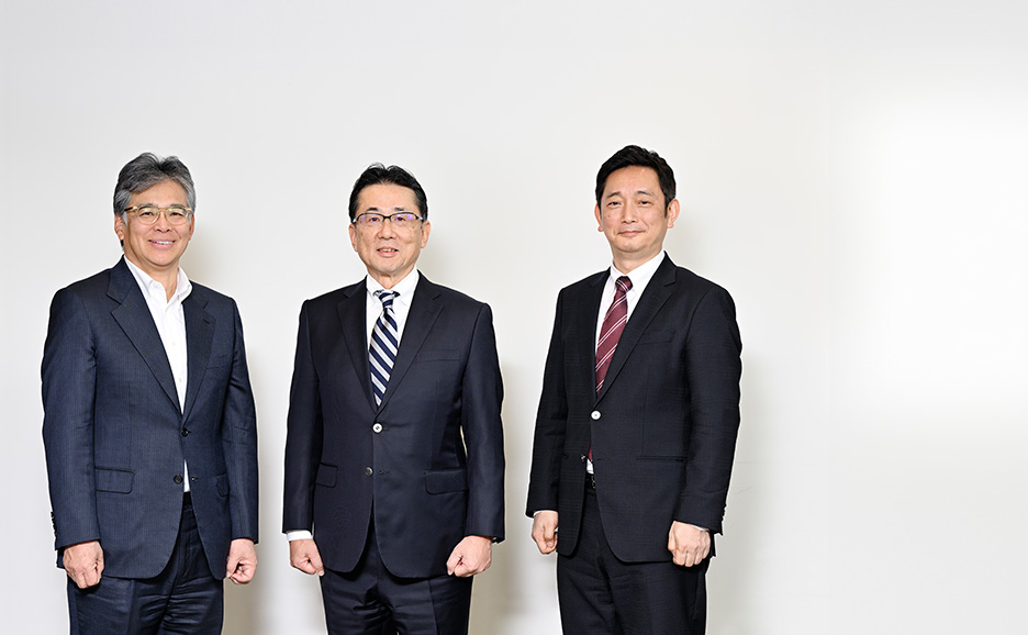 富士通 代表取締役社長 時田 隆仁 (左)、三菱食品 代表取締役社長（兼）CSO 京谷 裕 氏 (中央)、三菱食品 執行役員 CIO（兼）デジタルソリューション本部長 石﨑 智晴 氏