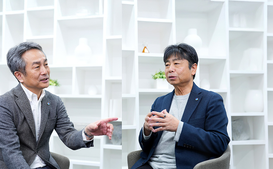 富士通のAI戦略・ビジネス開発本部長の岡田英人氏と特定プロジェクト対策本部トップの國分出氏