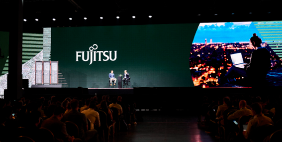 遠方から撮影したOracle CloudWorld2024登壇の様子