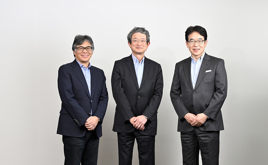 富士通 代表取締役社長 時田 隆仁 (左)、オリックス銀行 代表取締役社長　錦織 雄一 氏 (中央)、オリックス銀行 取締役兼専務執行役員　寺元 寛治 氏 (右)
