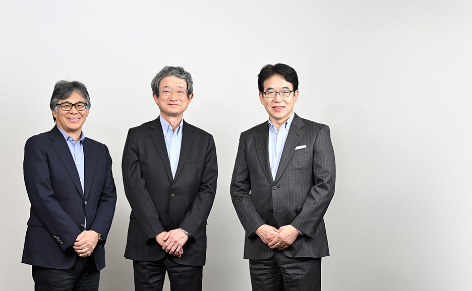 富士通 代表取締役社長 時田 隆仁 (左)、オリックス銀行 代表取締役社長　錦織 雄一 氏 (中央)、オリックス銀行 取締役兼専務執行役員　寺元 寛治 氏 (右)