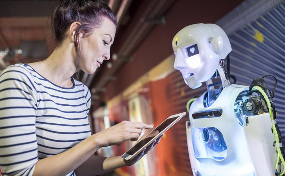 タブレットを操作する女性と相互作用するロボット