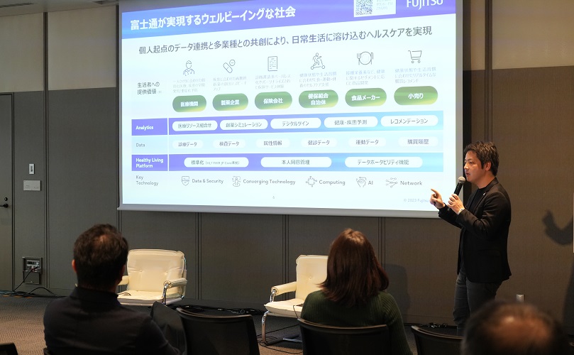 講演を行う富士通 櫻井俊
