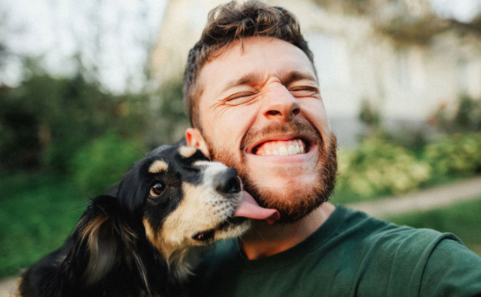 愛犬と戯れる男性