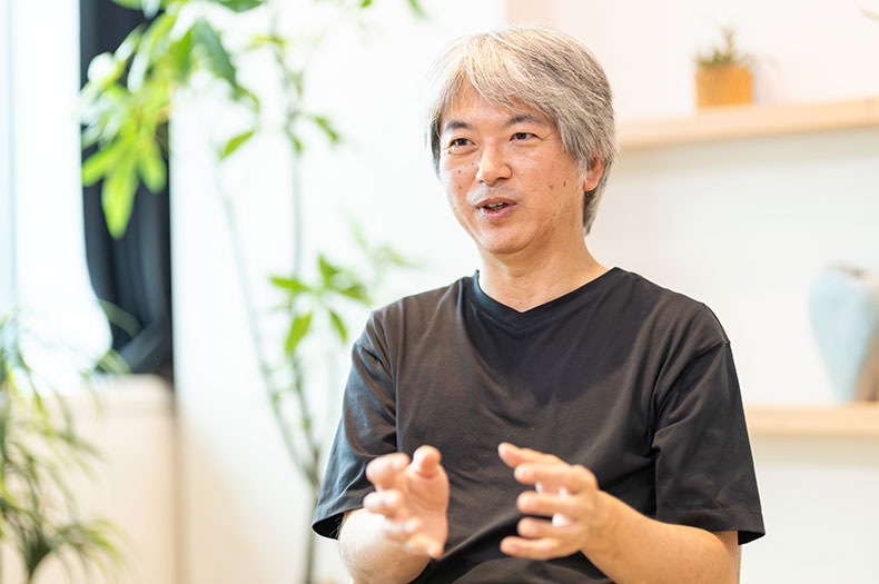 説明する岡本 青史