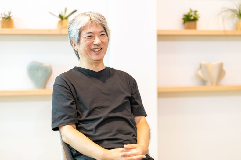 談笑する岡本 青史