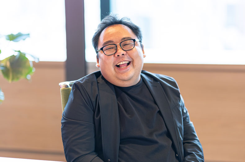 談笑する内田 茂樹 氏