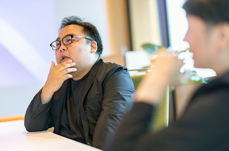 会話する内田 茂樹 氏