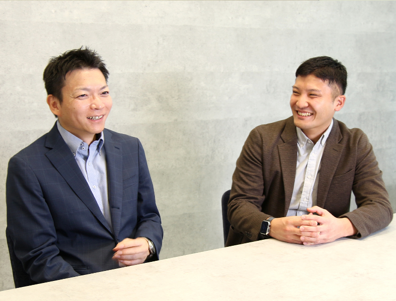 富士通株式会社 富士通研究所 コンバージングテクノロジー研究所 コンバージングテクノロジー基礎PJ リサーチディレクター 紺野 剛史(写真左)、白石 壮大(写真右)