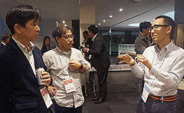 「情報の正しさ」に関して議論を交わす、富士通株式会社 データ&セキュリティ研究所 二村シニアリサーチマネージャー、坂本、九州大学 神山教授