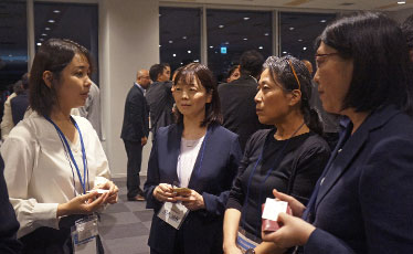 「人文科学と工学の融合」に関して議論を交わす、北海道大学 池田特任助教、お茶の水女子大学 柏木社会連携講座准教授、吉原URA、斎藤教授