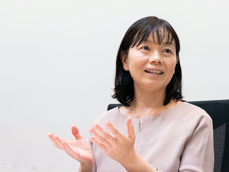 インタビューにこたえる柏木 志保 准教授