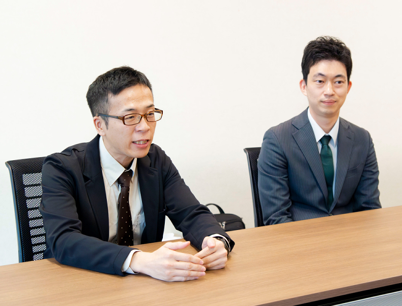 中部電力パワーグリッド株式会社 エンジニアリングセンター 設備技術グループ スタッフ副長 清水 好一 氏(写真左)、寺下 亮大 氏(写真右)