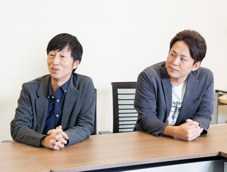 富士通株式会社 エネルギーソリューション事業部 DX推進チーム シニアマネージャー 赤谷 大輔(写真左)、シニアマネージャー 末岡 佑之輔(写真右)