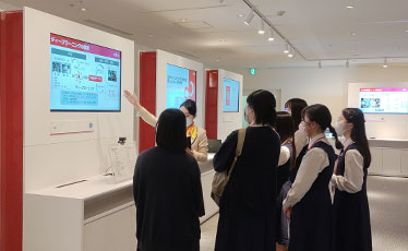 清泉女学院の生徒の方々と、工場見学当日の様子