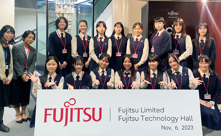 テクノロジーホールで清泉女学院の生徒の方々と集合写真