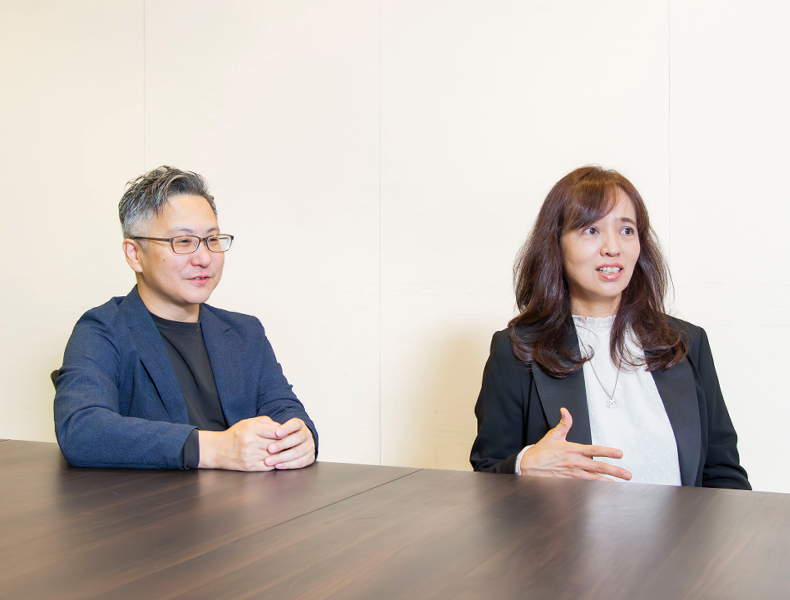 富士通株式会社 ＣＥＯ室 ＣＤＸＯ Ｄｉｖｉｓｉｏｎ マネージャー 福村 健一（写真左）、グローバルテクノロジーソリューションＢＧ デジタル・ワークプレイス事業本部 シニアマネージャー 岨下 見和子（写真右）