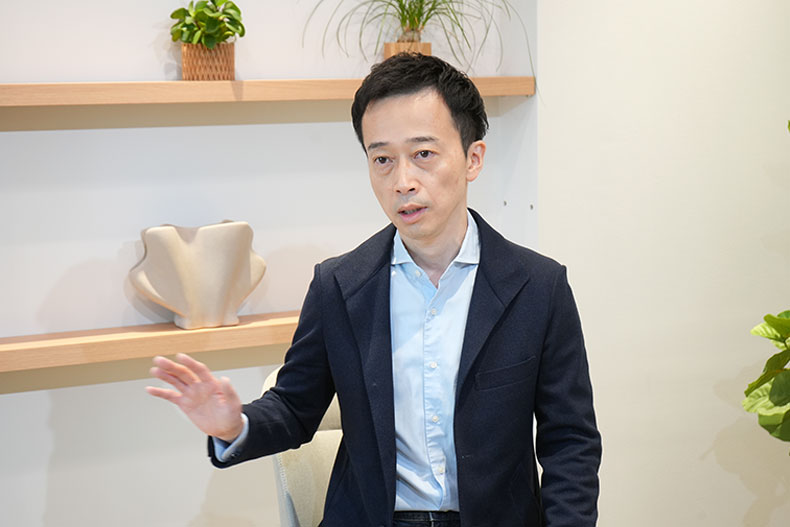 コーポレートサイト改革を説明する二木室長