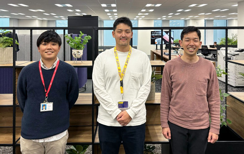 ゆるれす開発メンバー 左から、グローバルカスタマーサクセスBG　トヨタユニット 山田 貴之、下世古 侑大、品川 勇太