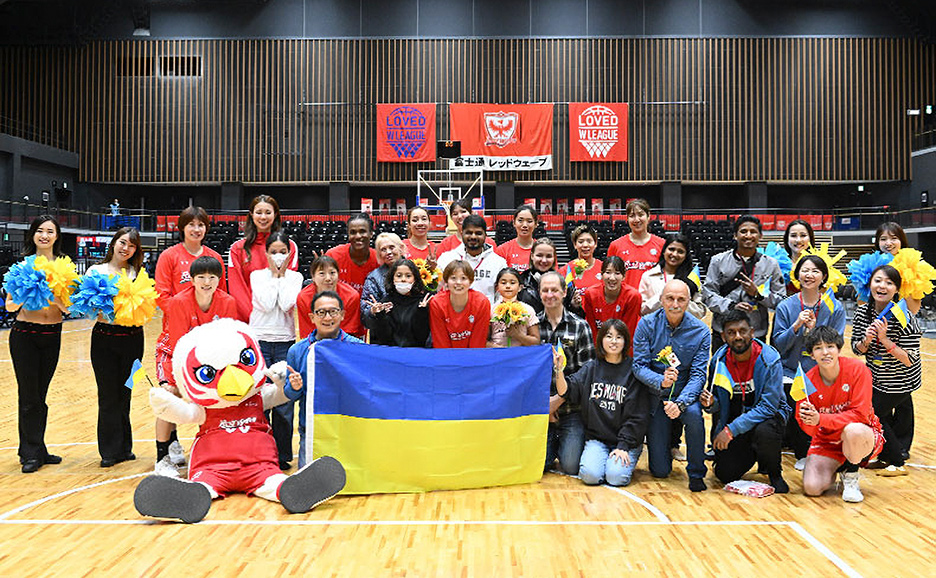 Fujitsu Sportsの試合に招待されたウクライナの人びと