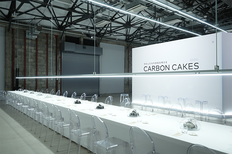 テーブルの上にずらりと並ぶCARBON CAKES