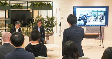 時田社長と高橋執行役員に、参加者が質問をしている場面の写真