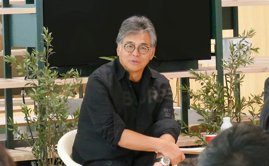 タウンホールミーティングの会場でポーズをとる時田社長