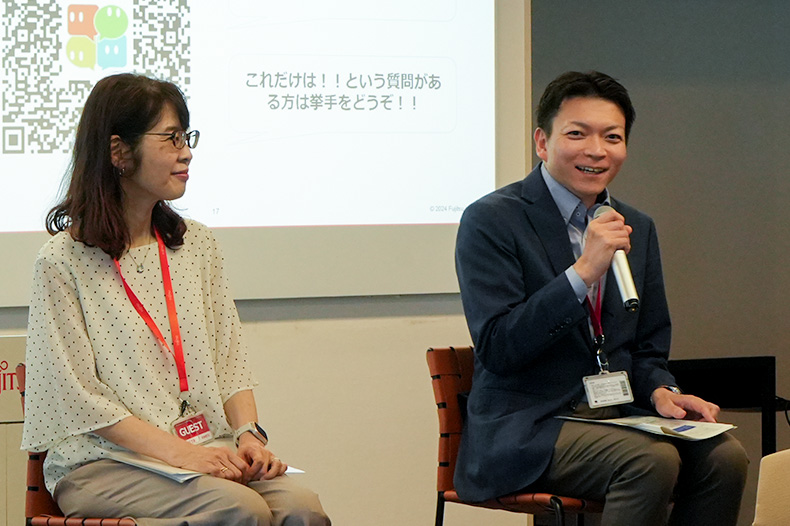 マイクを持って親しげに話す紺野と、それに耳を傾ける大治氏