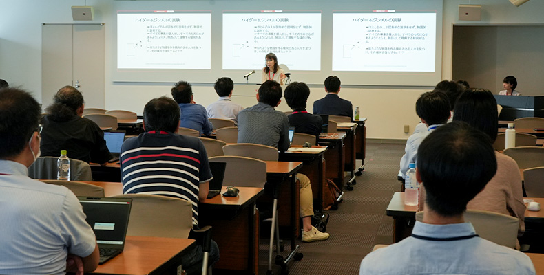 講演中の写真。30名ほどの富士通社員が大治氏の講演を聞いている様子