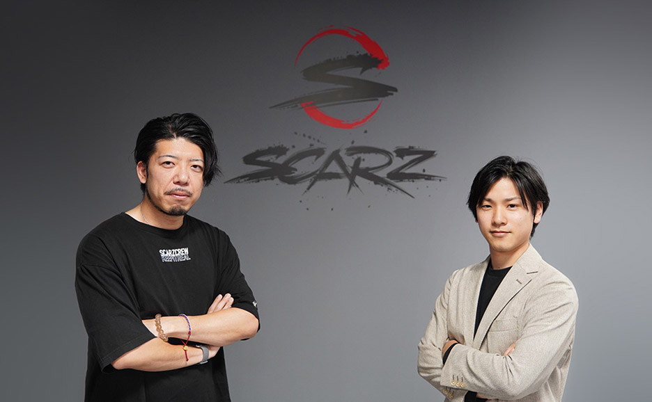 腕を組む、SCARZの友利 洋一氏と金濱 壮史 氏