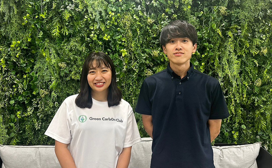 富士通社員の男女２名が笑顔で並んで写っている写真。女性はGreen Carb0n　Clubというアプリのロゴが入ったTシャツを着用