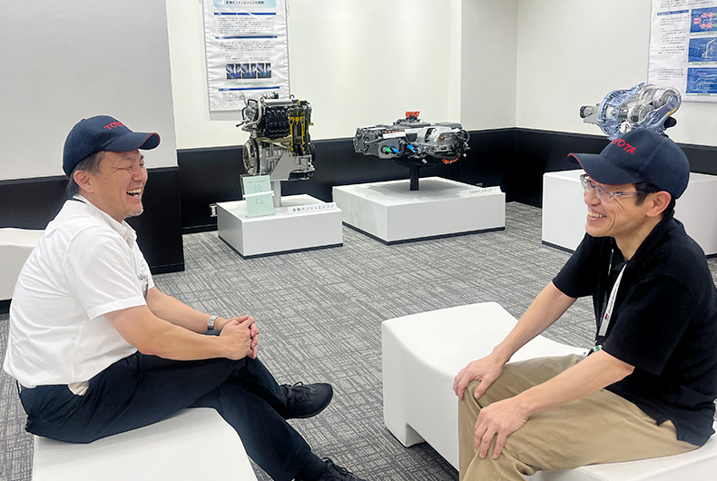 北村氏と貝塚が向き合って笑っている写真