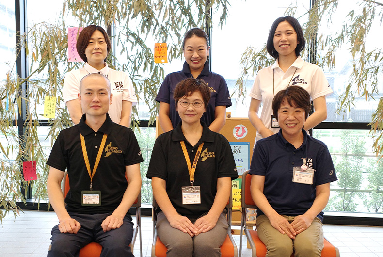前列左から:佐渡市 土賀氏、木下氏、田村氏 後列左から:佐渡市 余湖氏、富士通 中西、佐渡市(富士通Japanより出向)桃原氏
