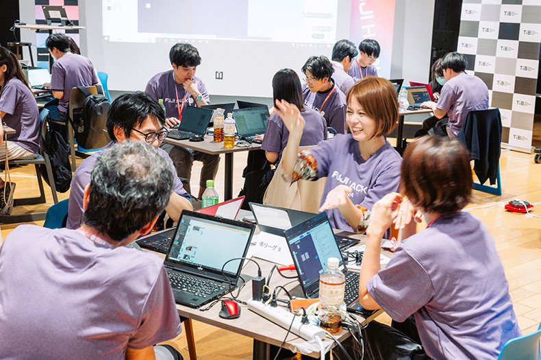 Tシャツを着た参加者たちが仲睦まじく写っている写真2