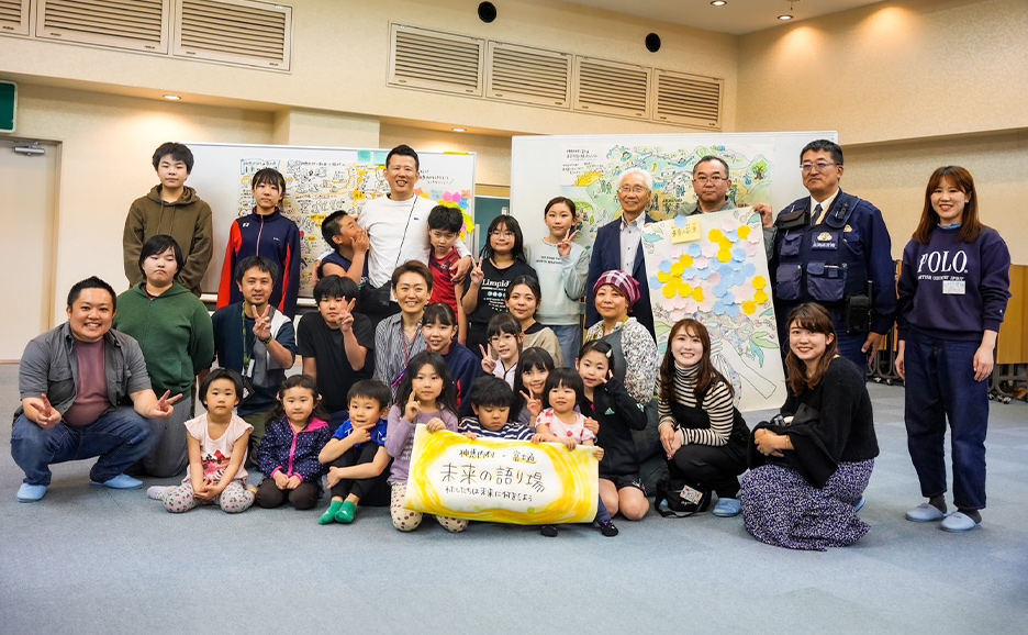 神恵内村の子供たちや、地域の住民、富士通社員の集合写真