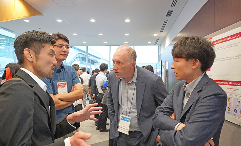 ポスターセッションでの議論の様子①