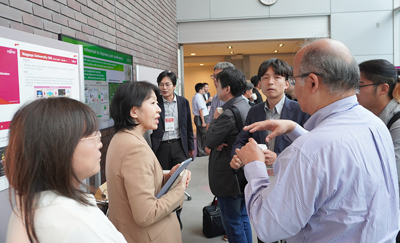ポスターセッションでの議論の様子②