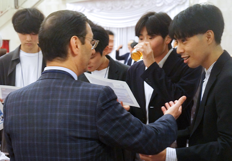 懇親会にて学生に熱く語りかけるAli先生