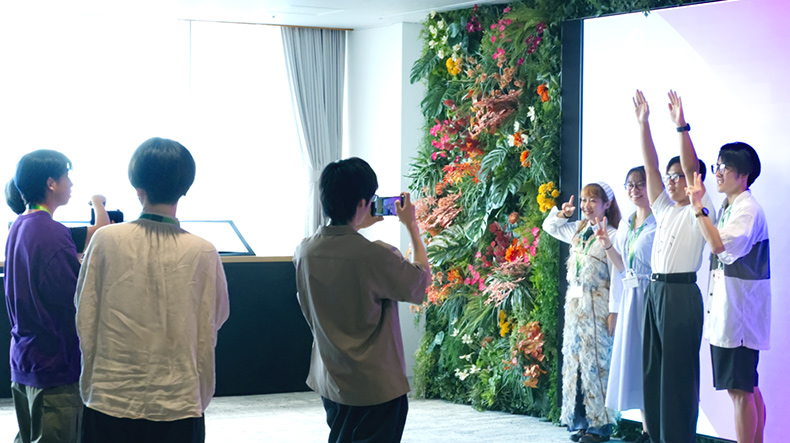 富士通のオフィスで生徒たちが楽しく写真撮影している。